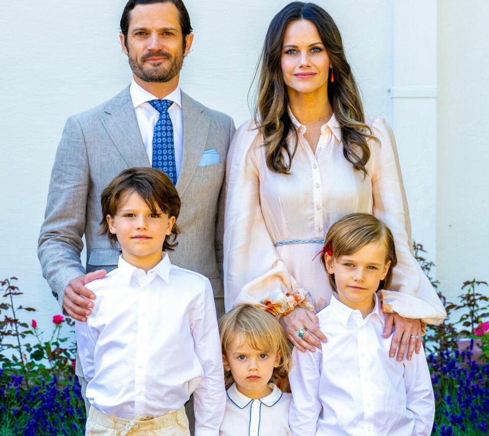 EN GOD MOR: – Sofia utstråler en varme som sprer seg i hele hjemmet, roser prins Carl Philip. Her er de to sammen med barna Alexander, Julian og Gabriel.