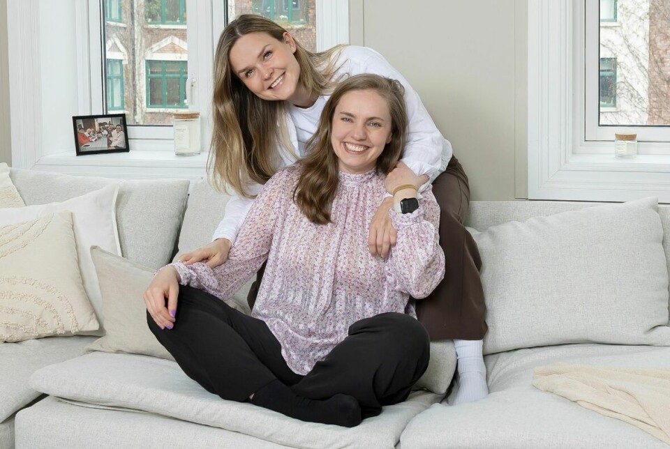HJEMME HOS: Venninnene Dina Mikaelsen og Linda Roald møter oss i den nyoppussede leiligheten til Dina på Tøyen.