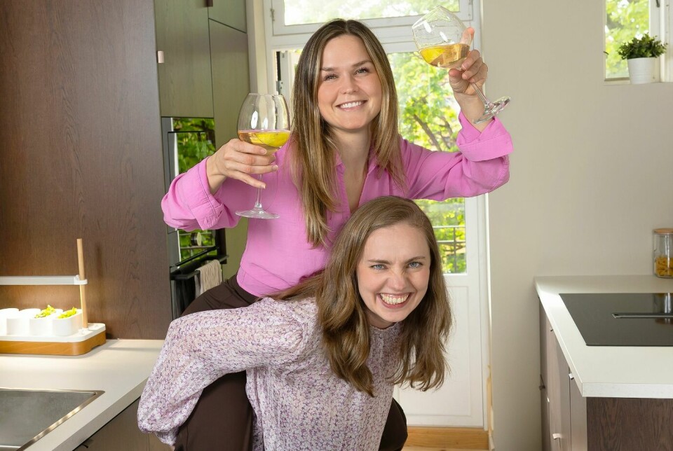 GOD STEMNING: Jentene har det så å si alltid gøy sammen, og de bidrar gjerne med ablegøyer for fotografen.