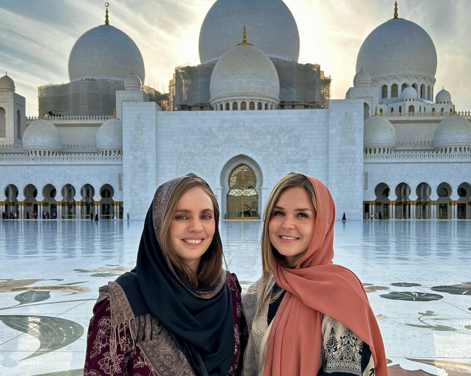 PÅ FERIE: Her er jentene på ferie i Midtøsten da Dina bodde i Saudi-Arabia. Dette bildet er tatt i Abu Dhabi.