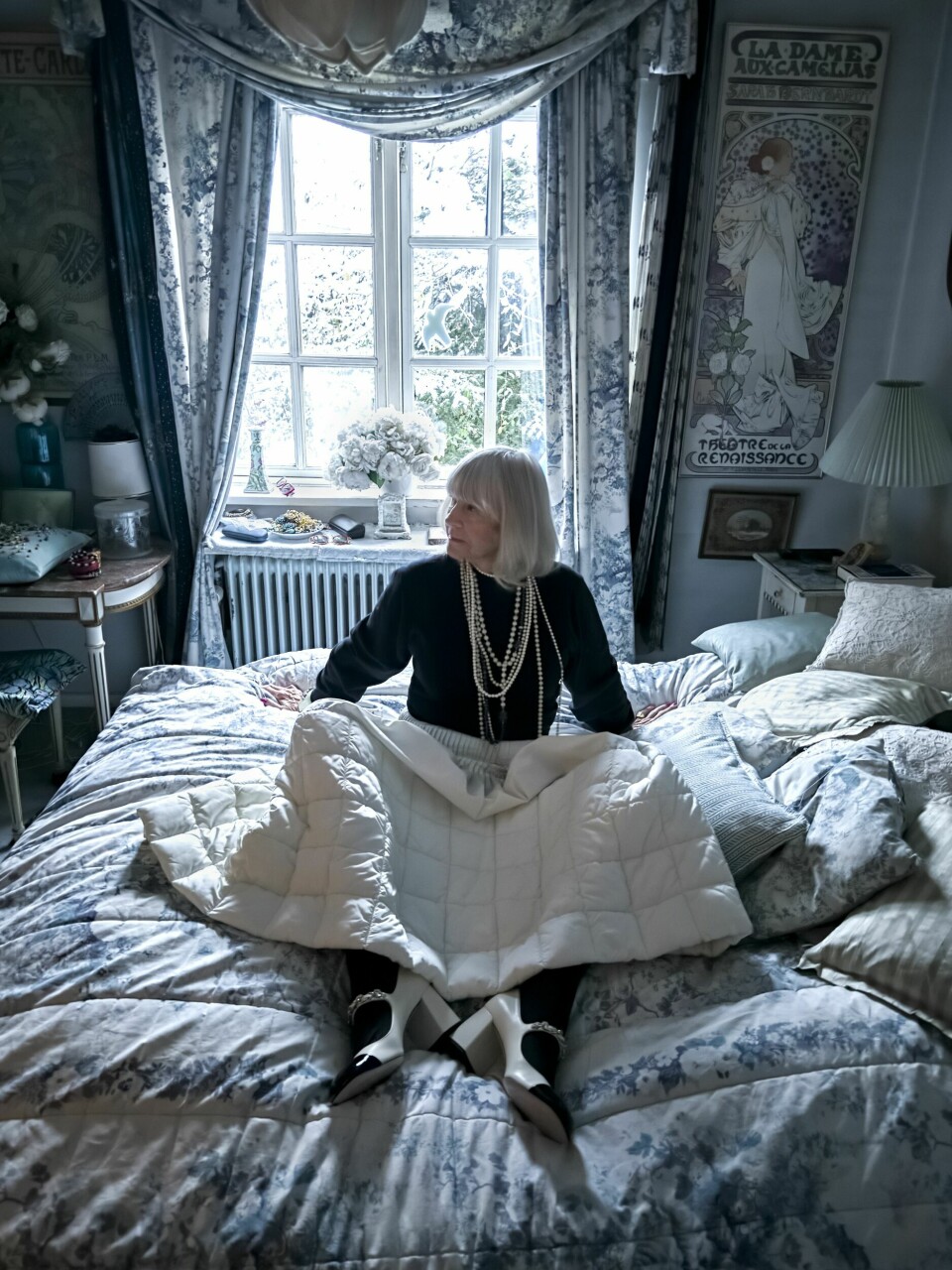 SPREK 90-ÅRING: Selv om Lotte nettopp fylte 90 år, er hun ung til sinns. Her sitter hun i et hvitt bobleskjørt fra Chanel som er en av mange skatter i klesskapet hennes.