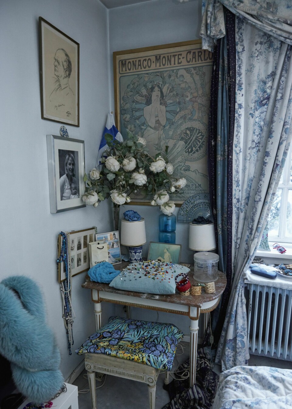 MAKSIMALISTISK INTERIØR: Hjemmet til Lotte reflekterer hennes lekenhet med mye farger, mønster, draperinger og blomster. Hun er mer inspirert av franske slott enn et skandinavisk hjem. Det gjelder også antrekket.