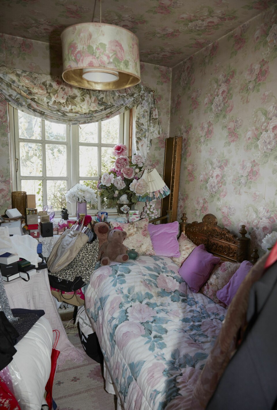 ROMANTISK NOSTALGI: Lotte elsker blomster, og hjemmet hennes er fylt med roser. Dette rommet har rosemotiv på gardinene, sengeteppet, lampeskjermer og tapet. Et lille stykke England i Danmark.