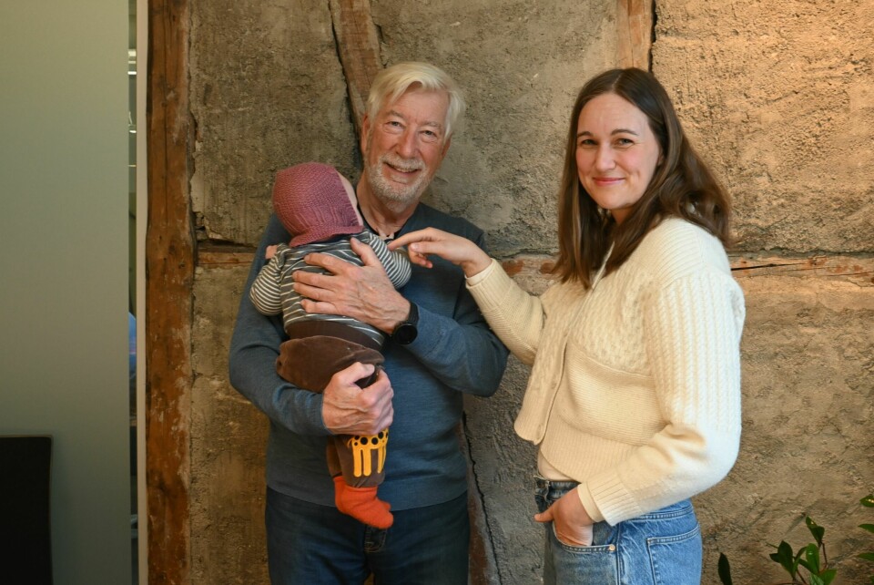 BÅND: Da Ina var baby, holdt Sigbjørn henne i armene sine. Nå er det hennes sønn Arthur, som får kjenne på hans trygghet.