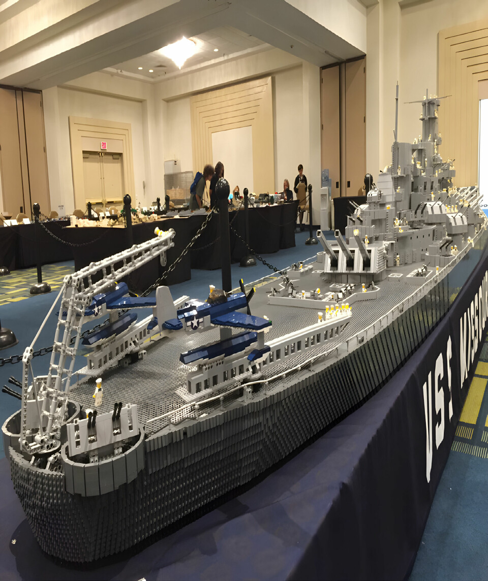 STØRRE: Amerikanske Dan Siskinds 7,75 meter lange USS Missouri-modell er større enn Jims versjon, men ikke på langt nær så detaljrik.