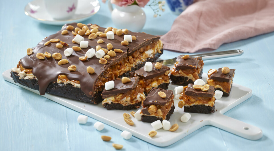 Slik lager du snickerskake