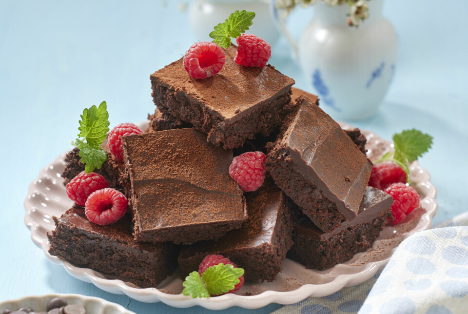 BROWNIE MED DET LILLE EKSTRA: Med sjokoladetopping blir brownien virkelig noe for seg.