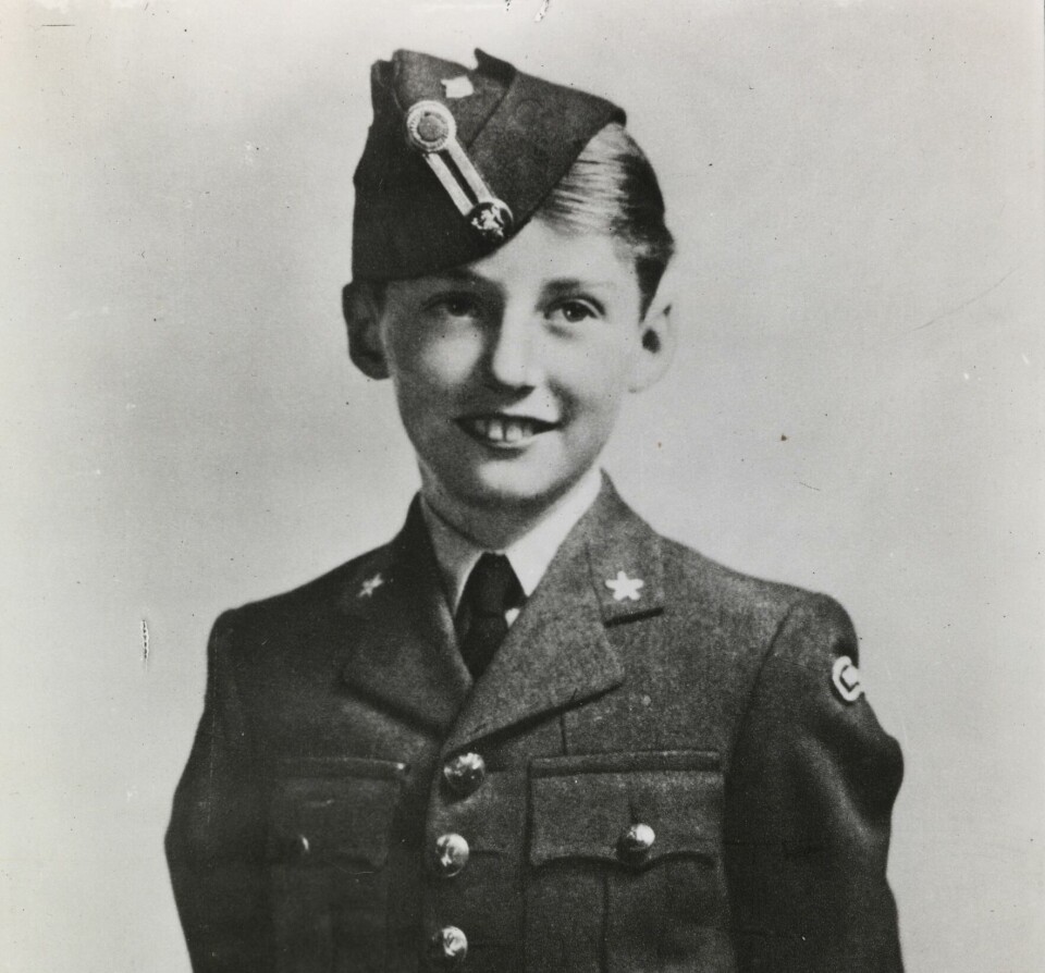 UNG PRINS: Bildet er hentet fra Nasjonalbibliotekets bildesamling. Anmerkninger til bildet var: Prins Harald stilte opp som maskot for det norske flyvåpenet i Canada under krigen. Bildet skal være tatt i treningsleiren Little Norway i 1943 og sannsynligvis utgitt av Mittet til julen 1945.