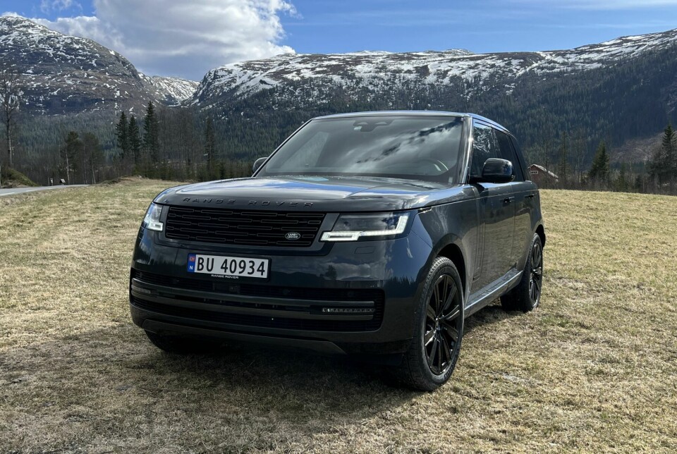 STILLEVOGN: Ladbare Range Rover byr på en komfort få andre kan matche. Den sluker ujevnhetene som norsk veistandard varter opp med. Presisering: På bildet står bilen på et jorde, ikke en fylkesvei.