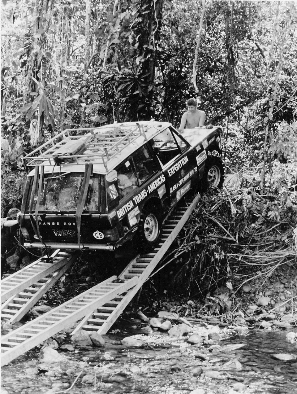 MIND THE GAP: Range Rover i Darién Gap i 1972. Darién Gap er et 96 kilometer nærmest ugjennomtrengelig landområde, med sump, regnskog og fjell, i Panama og Colombia.
