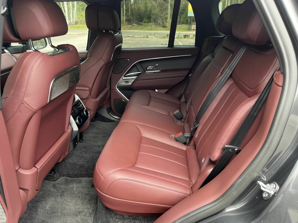 TOPPKLASSE: Ingen grunn til å kvie seg for noen timer i disse baksetene.