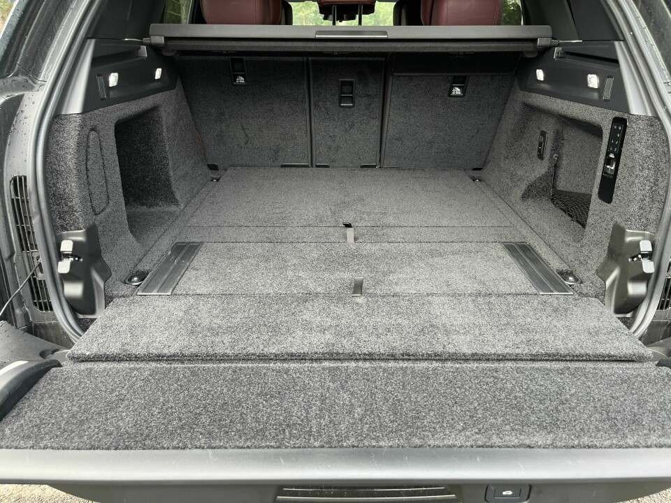 SESAM, SESAM: Todelt bakluke som åpnes og lukkes elektrisk, og det raskt.