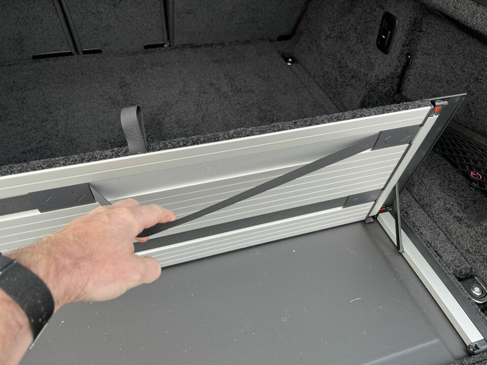 SMART: Det digre bagasjerommet har skillevegger med stropper.