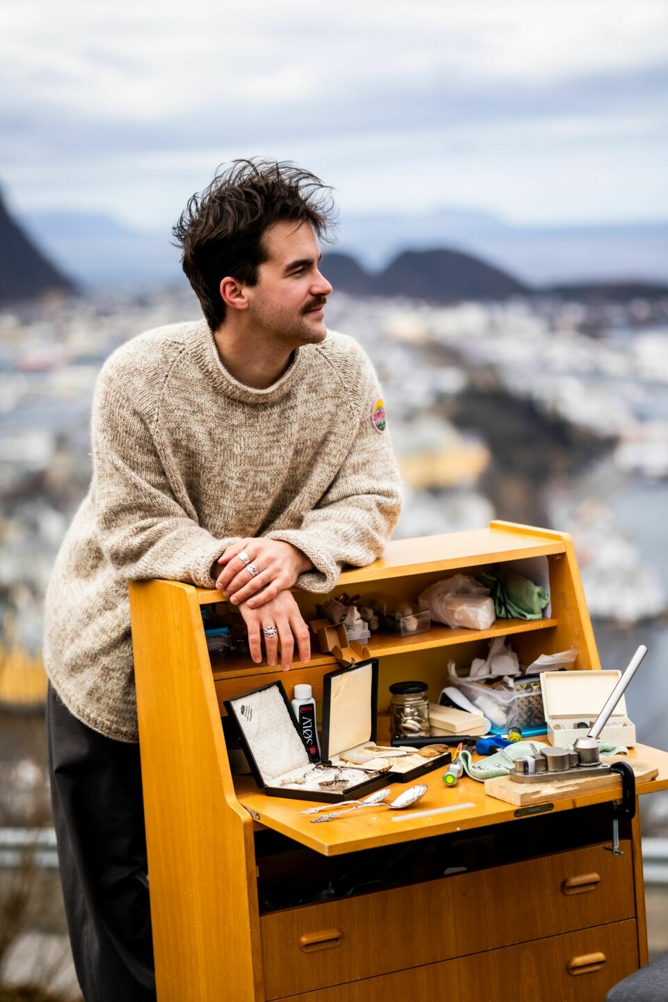 SATSET: Da korona kom og Sasha satt hjemme som student, fant han hobbyen som i dag har blitt like mye en jobb. Sykepleierjobben har han faset nesten helt ut.