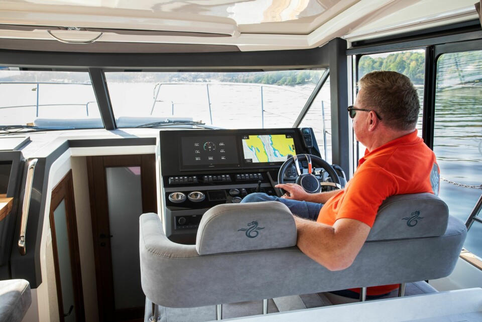 FØRERKOMFORT: Et behagelig dobbeltsete, en flott glasscockpit og ryddig layout gir vellykket førerplass.