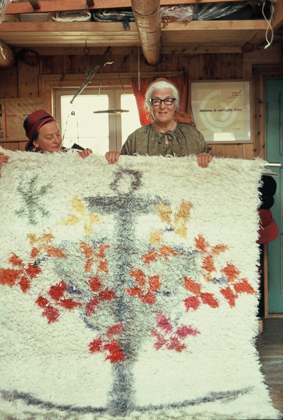 UTSMYKKING: Sigrun fikk utallige utsmykkingsbestillinger, her med et teppe hun designet til Alstahaug kirke.