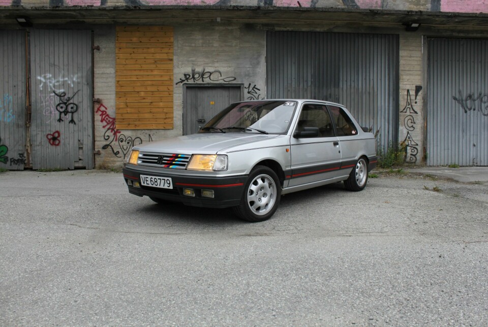 GATEBIL: Med frontfanger med spoiler og tåkelys, «lavprofildekk» og noe lavere bakkeklaring, ser 309 GTi ganske sportslig ut. En ekte gateracer. Med 1.9-literen på 130 hk, går den fort også.