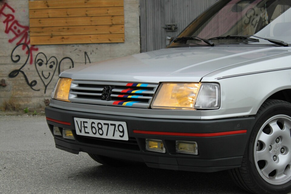GRILLKONGE: Grillen med Peugeot-Talbot-racing fargene kler bilen. Helt fantastisk. De fire gule tåkelysene bidrar til en utrolig barsk front. Franske biler har hatt gule lys siden 1930-tallet. Historien sier at grunnen var for å kunne skille franske biler fra eventuelle invaderende nasjoners biler.
