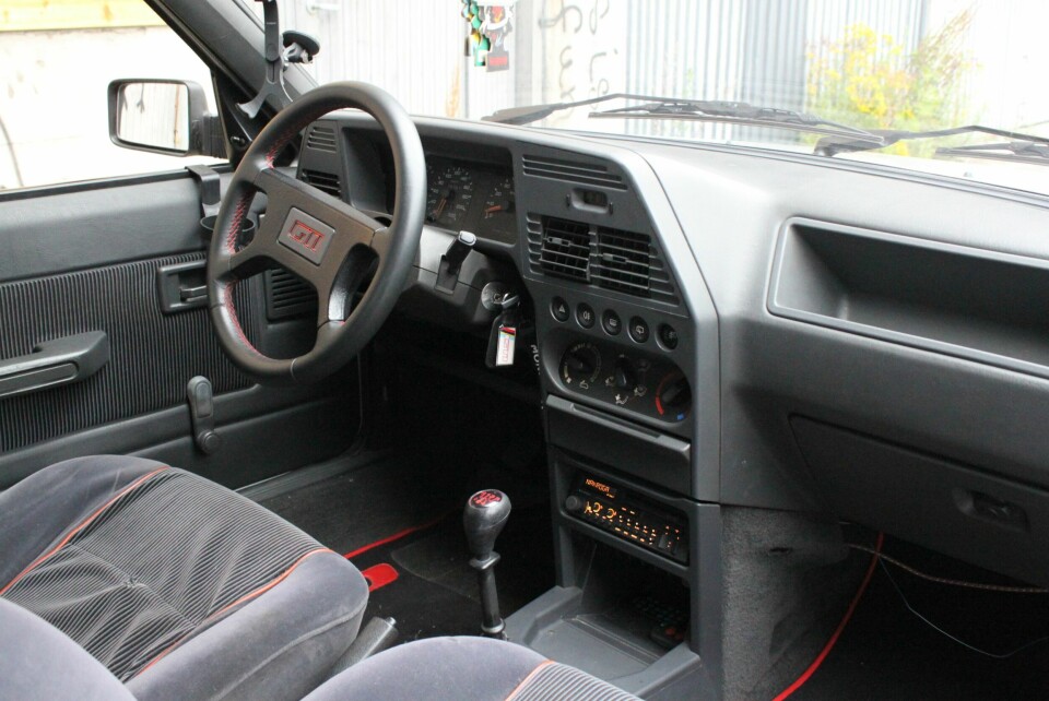 GTI-SÅ DET HOLDER: Interiøret er pur 80-tallet og pur GTI med tilhørende stoffseter med rød piping og røde detaljer. André er på jakt etter et sete i enda bedre stand.