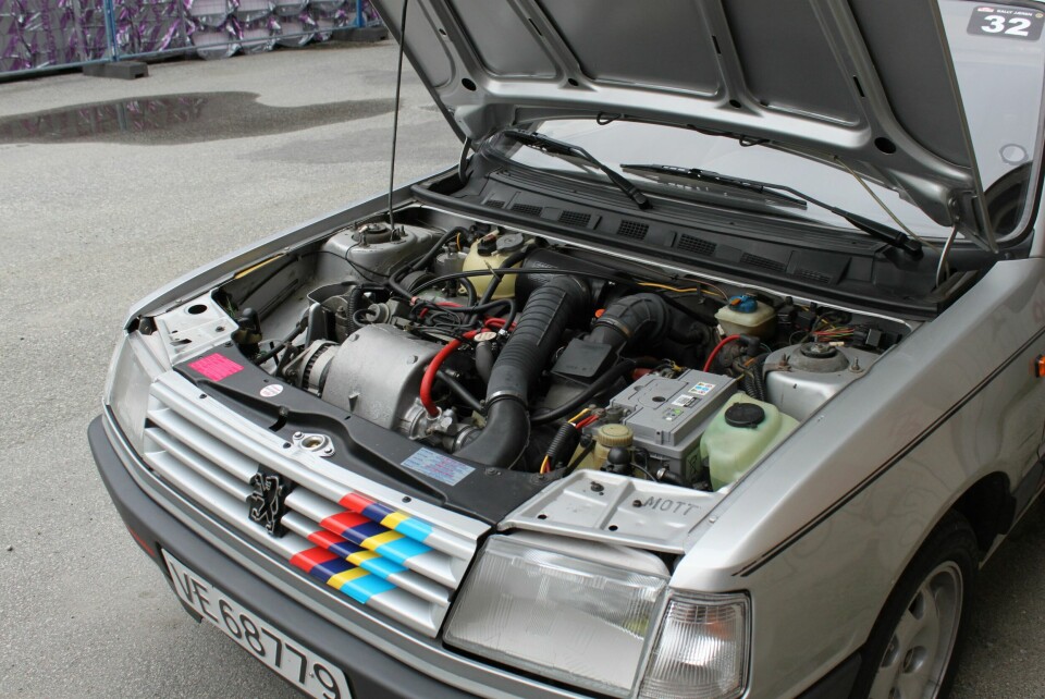 HISSIGPROPP: XU9-motoren på 1.9 liter er en liten hissigpropp, med maks effekt ved 6000 omdreininger. Legg merke til fasongen på innsugsplenumet.