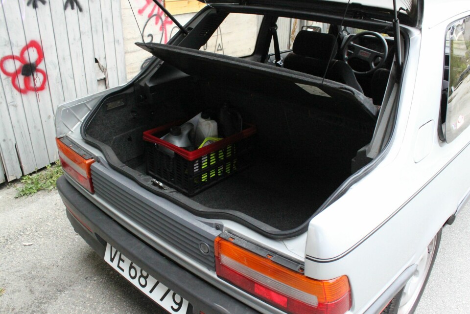 ROMSLIG: Et relativt romslig bagasjerom åpenbarer seg. Her er det plass til noen baguetter og noen flasker Bordeaux.
