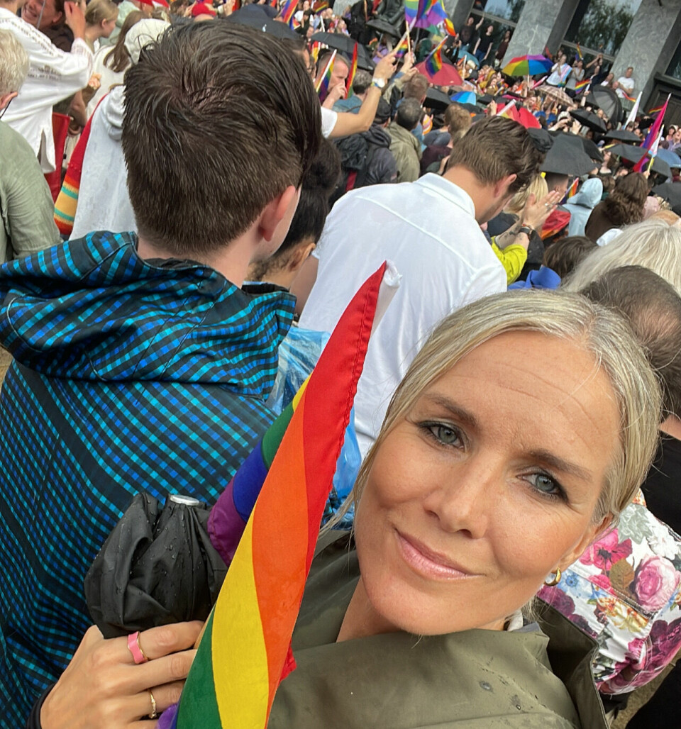 STORT SJOKK: Dette bildet er fra da Gro deltok i markeringene etter Pride-terroren i 2022.