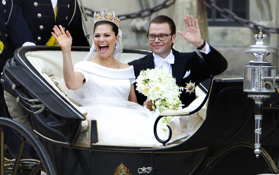 TRIUMFFERD: Victoria og Daniel fikk en varm mottagelse på ferden fra Storkyrkan til Stockholm slott etter vielsen 19. juni 2010.