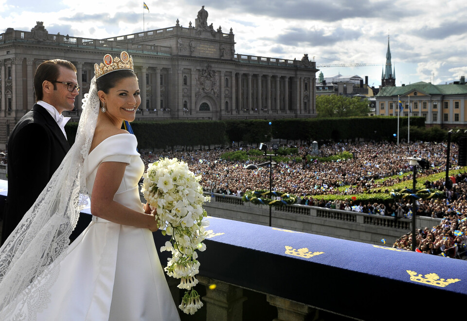 EN STOR DAG: Kronprinsesse Victoria takket det svenske folk da hun hadde blitt gift med prins Daniel, fra balkongen på Stockholm slott.