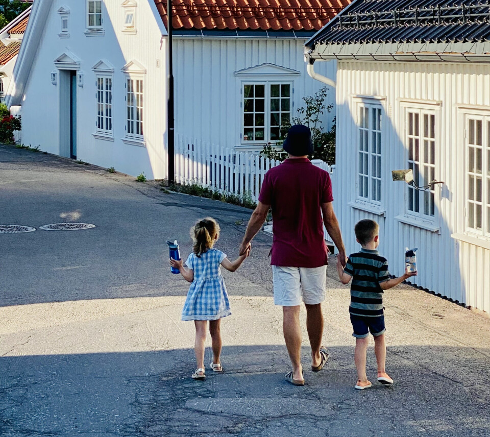 BARNA: – Det å få være på første rad i Maries og Sebastians liv, det er det beste jeg vet, sier Peter. Her er de på ferie på Sørlandet.