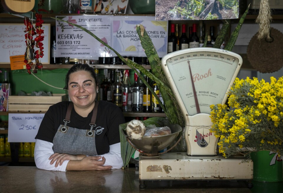 ET SUS AV GAMLEDAGER: Ikke langt unna øyas turistmaskiner, finnes fortsatt de små, søvnige og enkle landsbyene. Her fra en liten kafé i vakre Santa Lucia.