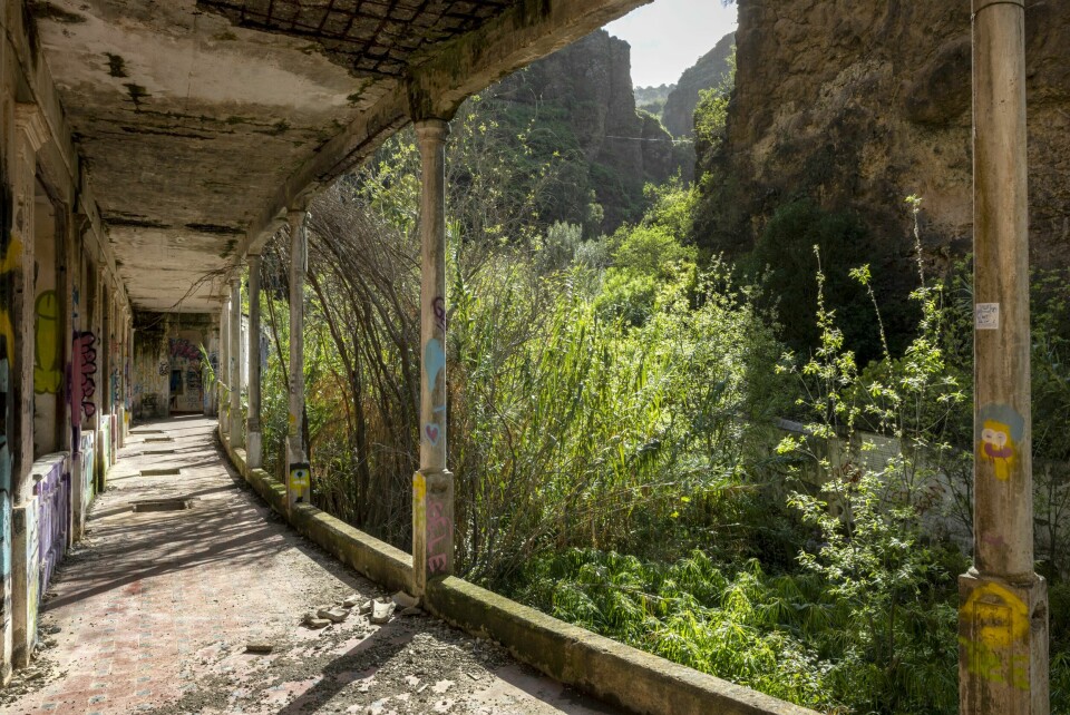 SPAHOTELL: Til Balneario de Azuaje kom velstående mennesker fra det kalde Nord-Europa for å nyte kildene i Azuaje-ravinen, som etter sigende hadde helbredende virkning.