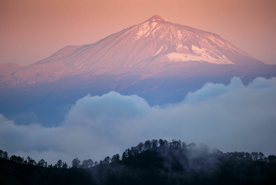 UTKIKK MOT NABOEN: Fra kraterkanten av en vulkan på Gran Canaria er det perfekt utsikt mot Spanias høyeste fjell; vulkanen Teide på naboøya Tenerife.