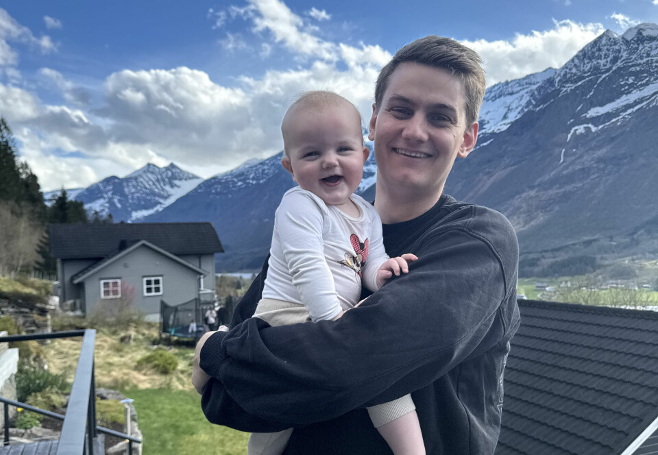 FAR OG DATTER: Adrian og Ida synes det er positivt at barnefar får muligheten til å gi datteren flaske.