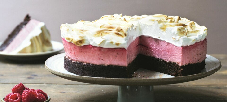 Bringebærmousse-kake med sjokolade og marengs