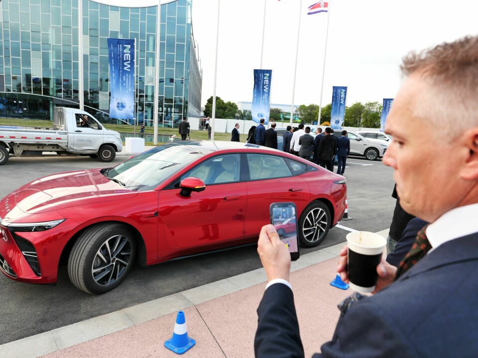 PERFEKT PARKERING: Frode Skaar-Ottesen følger spent med på hvordan en førerløs Exlantix SE finner sin plass i en smal luke utenfor Chery Groups hovedkontor i Industribyen Wuhu. Assistenter som åpner for fjernstyring er avanserte, og oppdateres automatisk over internett − noe som bekymrer flere sikkerhetseksperter.