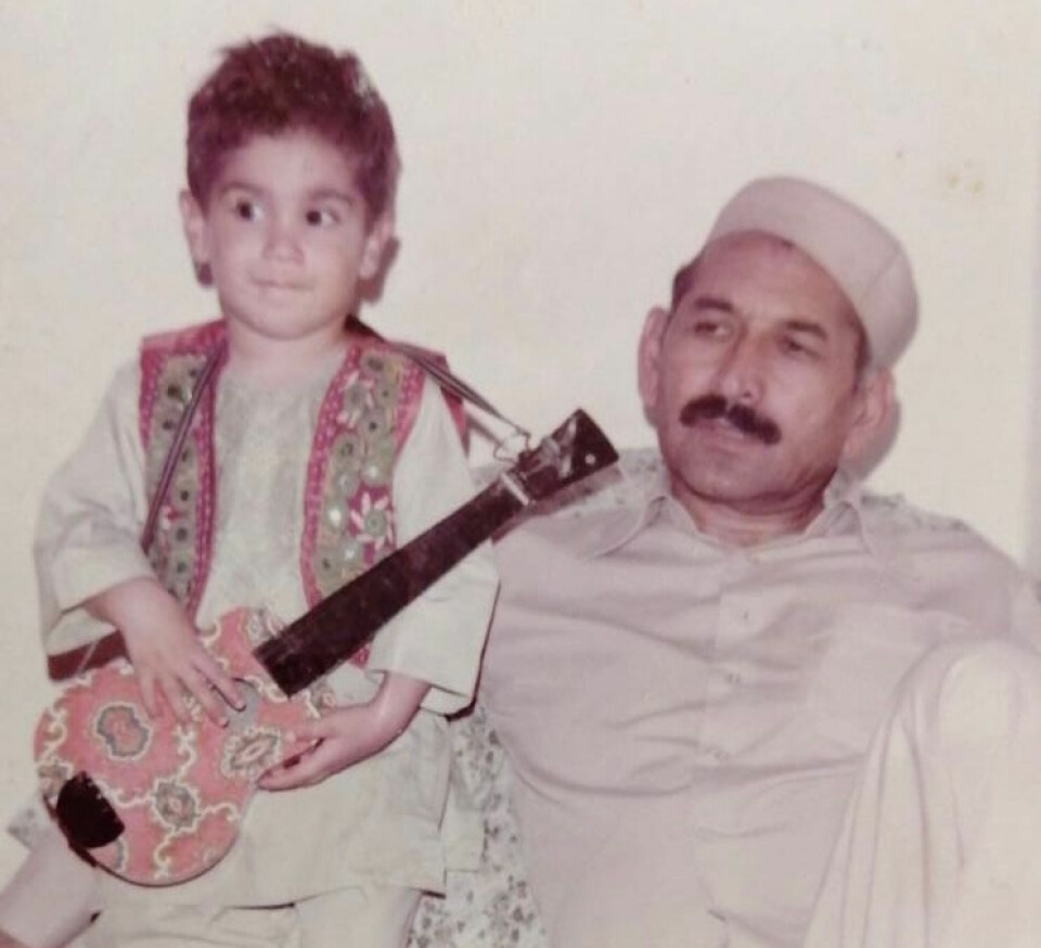 ETTER FØRSTE FLUKTEN: Yama og faren i Peshawar i Pakistan i 1985. Yama er her 3 år gammel.