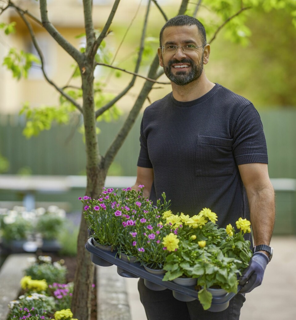 PLANTER FOR MAMMA: Hvert år kjøper Yama inn vakre fargerike blomster og planter sammen med moren på hennes terrasse. En tradisjon og gest fra en omsorgsfull sønn til en høyt elsket mamma.