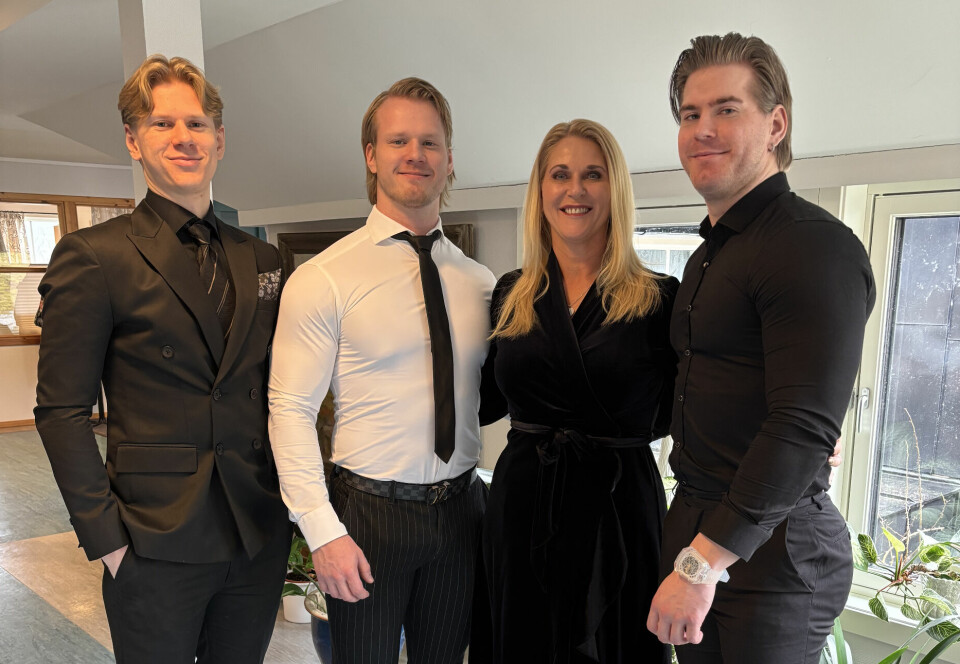 TREBARNSMOR: Linda Rorgemoen er deltaker i Bakemesterskapet 2025 på NRK. Her med de tre voksne sønnene, tvillingene Tord og Neri, og lillebror Bork.
