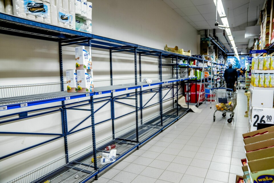 KRISE PÅ NORSK: Nordmenn sverger til den gamle opp-skriften når krisen rammer: Handle dopapir i enorme mengder, og deretter dra på hytta. Her fra Rema 1000 på Bekkestua i Bærum samme dag som Norge gikk i korona-lockdown. − Vi må lære oss å tåle ubehag, sier psykolog og professor Per Einar Binder ved universitetet i Bergen.