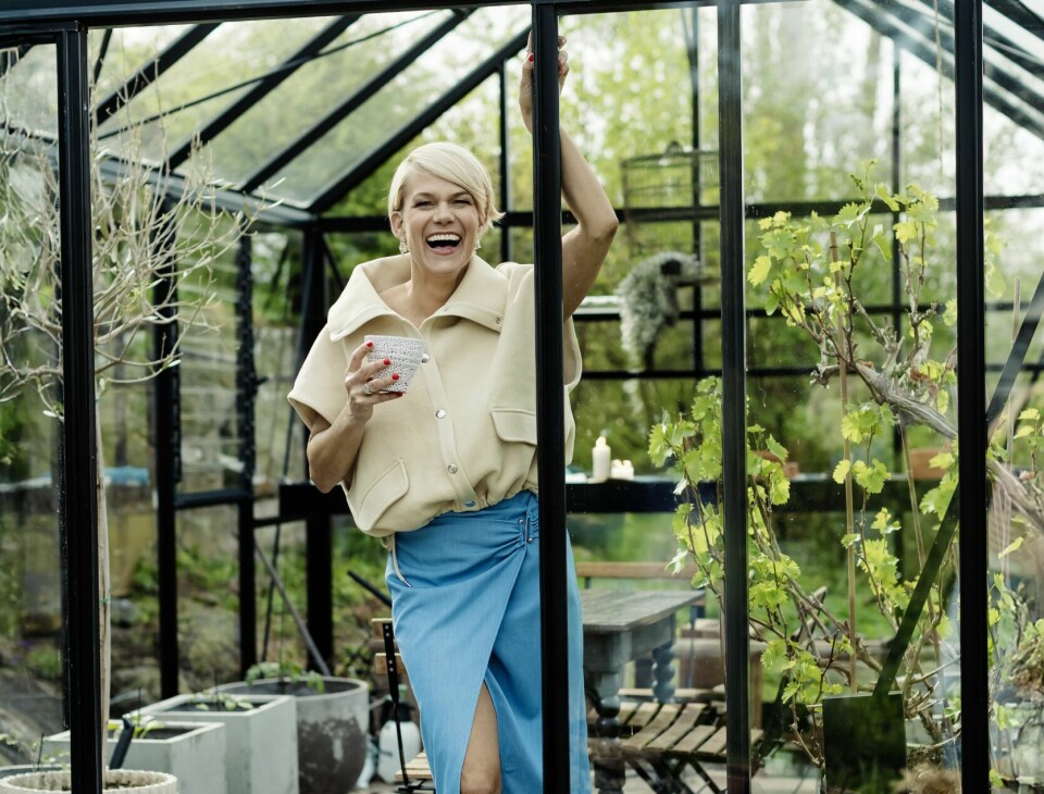 INGEN GRØNNE FINGRE: – Jeg er veldig heldig som har foreldre som er spreke og elsker å drive på i hagen, forteller Sigrid, som selv har liten interesse for hagearbeid. Styling: Skjørt fra Iben, kr 1 899 og vest fra Zara som er Sigrids egen.