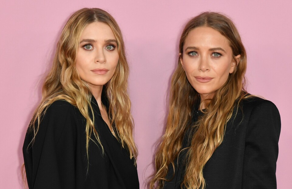 SUPERSTJERNER: Mary-Kate og Ashley Olsen avbildet på 2019 CFDA mote-prisutdelingen i New York. Søstrene ble tidlig krøket som verdensstjerner. Tilværelsen i rampelyset fra barnsbeina har kommet med en pris.