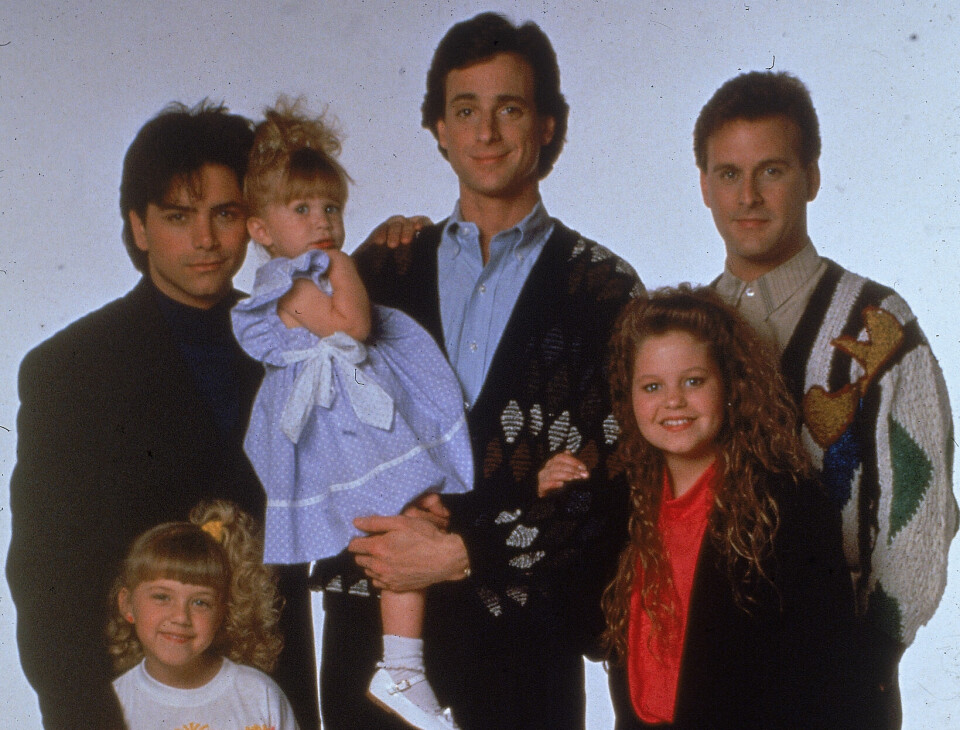 KJEMPESUKSESS: Et portrett viser hovedrolleinnehaverne i serien 'Under samme tak' eller 'Full House' som serien het på engelsk. Fra venstre til høyre ser man: John Stamos, Jodie Sweetin, Ashley or Mary-Kate Olsen, Bob Saget, Candace Cameron, and David Coulier. Bildet er datert 1989.