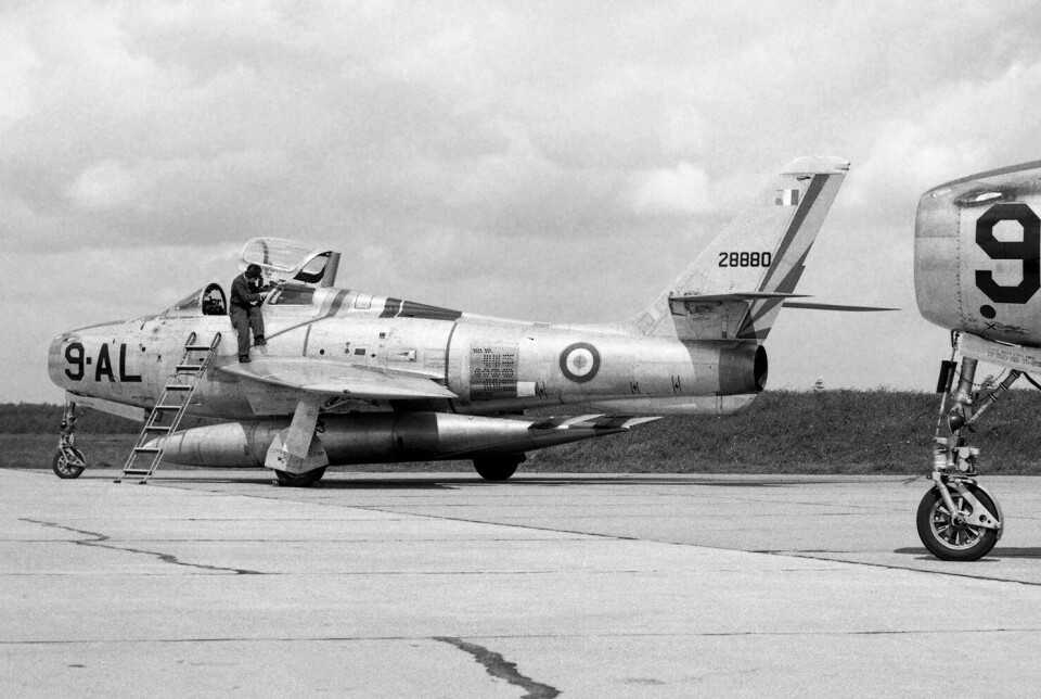KAPPET KABELEN: Jagerbomberen F-84F var en populær arbeidshest i NATO. Det var denne maskinen Bernard Ziegler førte den fatale august-dagen i 1961. Reservetanken under venstre vinge kappet taubanens trekk-kabel og sendte seks mennesker i døden.