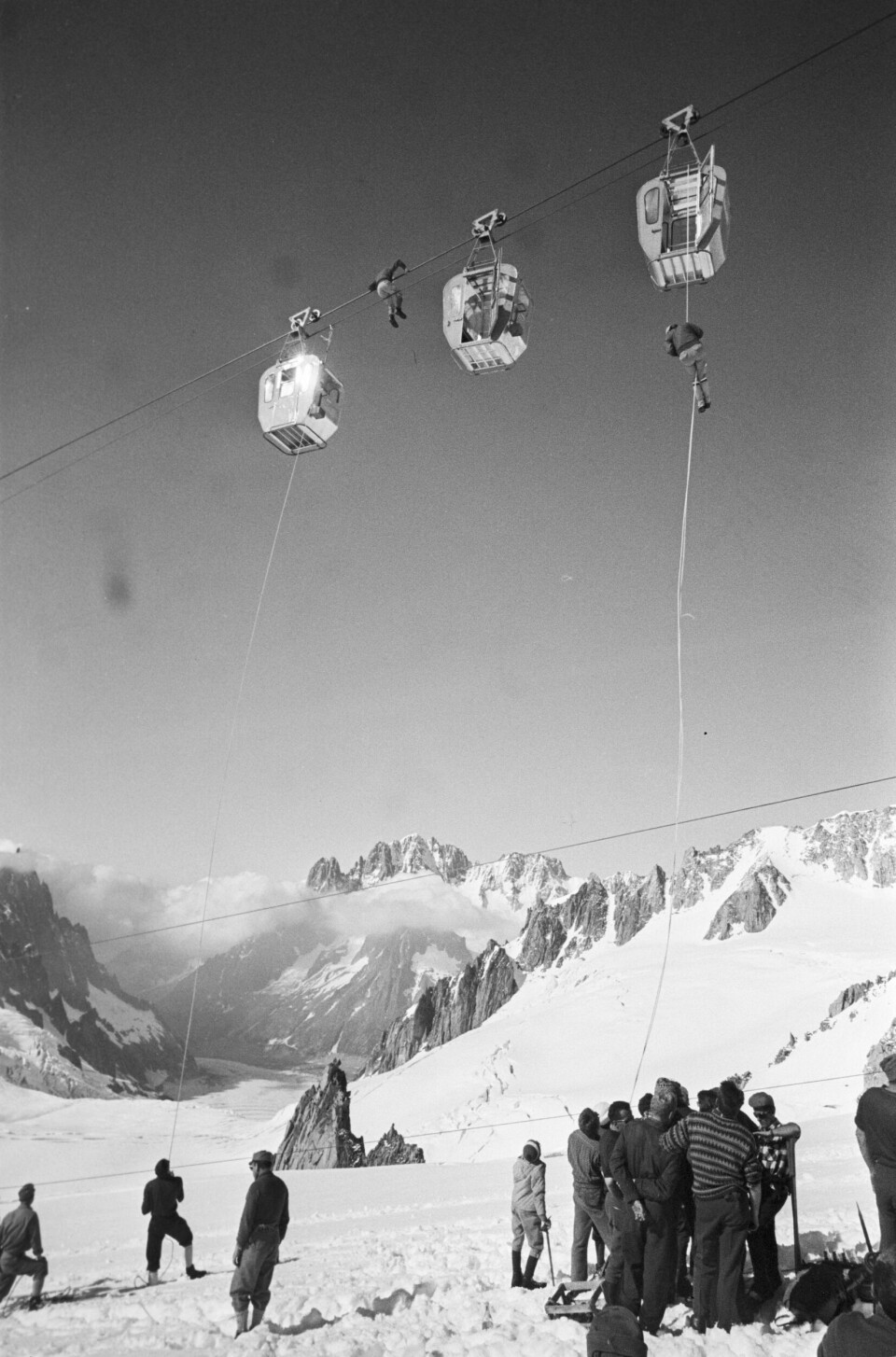 NY ULYKKE: I juli 1966 ble samme taubane utsatt for en ny dødsulykke. Tre gondoler falt 35 meter ned på isen. To personer omkom, og flere ble skadet. Redningsarbeidet involverte som fem år tidligere nedfiring av passasjerer, utført av et akrobatisk redningsmannskap uten høydeskrekk.