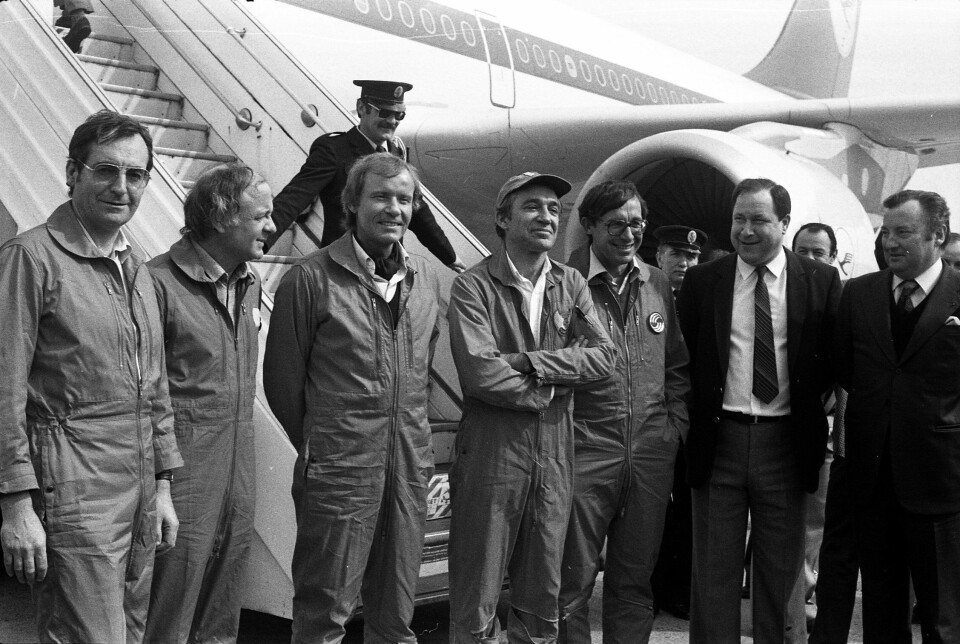 AIRBUS: Første testflyvning av Airbus A310, Toulouse-Blagnac 3. april 1982. Her står piloten, Bernard Ziegler (med cap i midten), flankert av tunge navn i Airbus-konsernet.