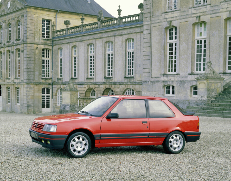 PEUGEOT 309 GTI: Introdusert i 1987 med blant annet fire gule ekstralys i støtfangeren.