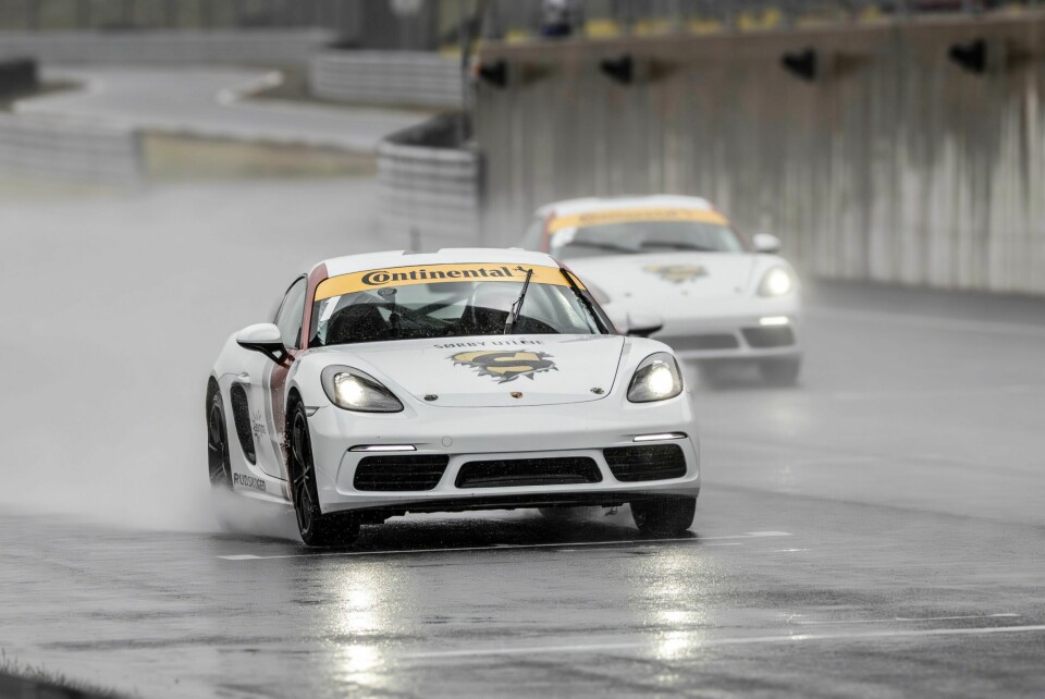 RÅ BANE: Regn til tross, Jorid ga bånn gass så Porsche'n nærma seg 200km/t. Gutta hadde trøbbel med å holde følge …