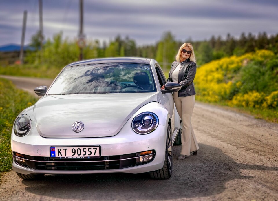 IKKE SOM ANDRE PENSJONISTER: Jorid nyter tilværelsen etter et langt yrkesliv som lærer på idrettslinja på videregående. Her med bilen hun kjører til hverdags.
