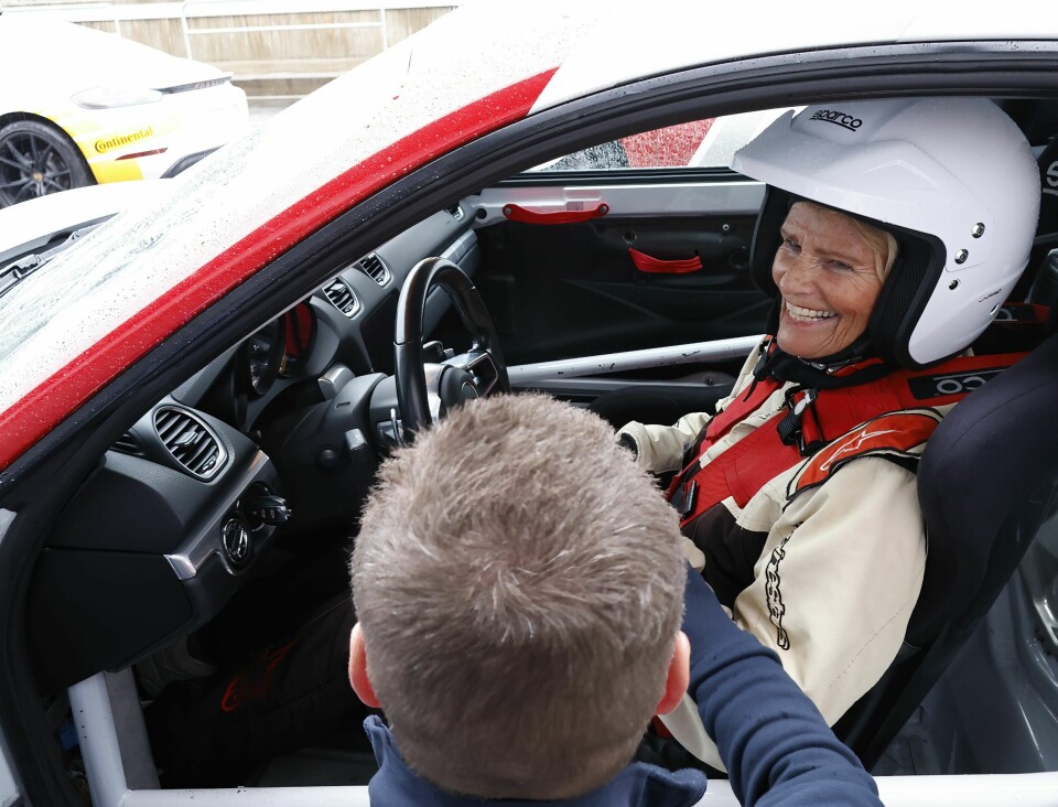 TRYGG: Josten Hagen er en erfaren instruktør på Rudskogen Motorsenter. Sjekker og kontrollerer at alt er i orden før Jorid kjører gassen i bånn på Porsche'n!