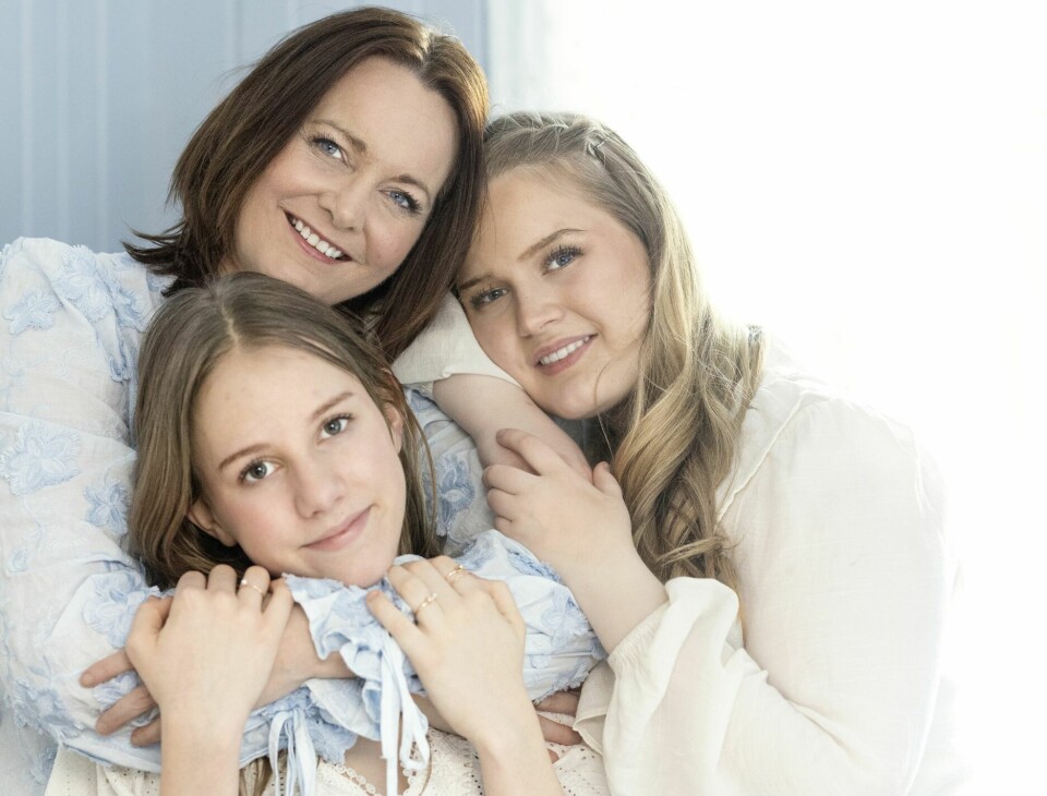 STØTTESPILLERE: Adoptivdatteren Helena (foran) føler seg heldig som har så fine støttespillere i livet som storesøster Solveig og mamma Cecilie.